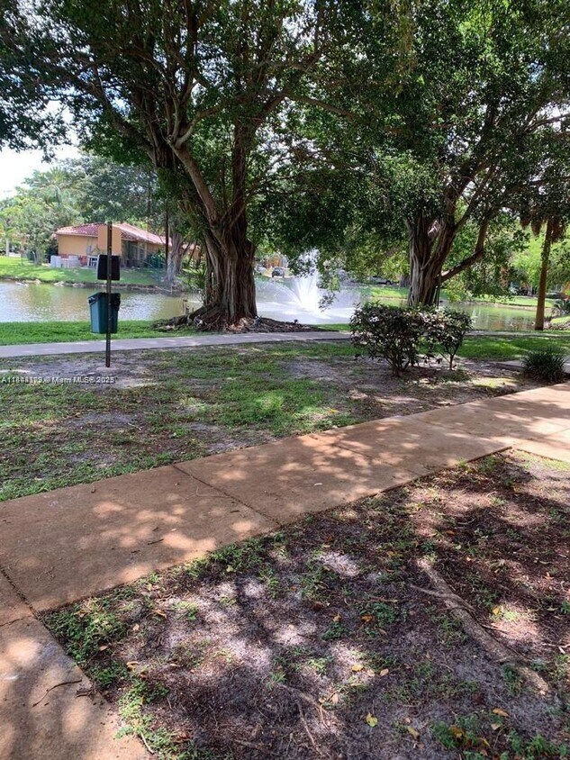 Foto principal - 10765 Cleary Blvd