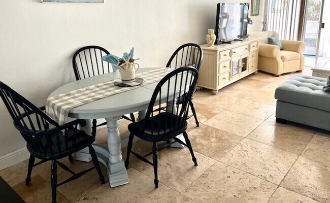 Foto del edificio - ***CHARMING CONDO***LOCATED IN MOORINGS***...