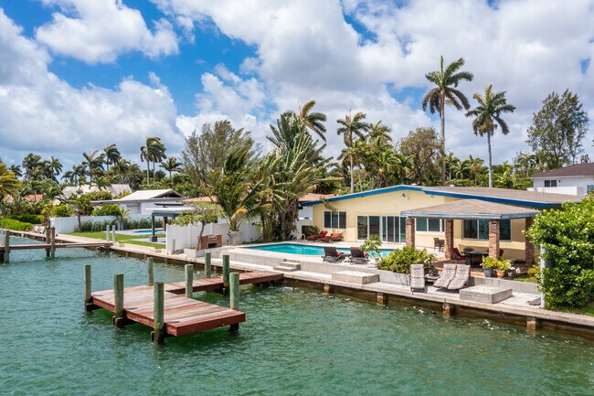 Building Photo - 7701 Beachview Dr