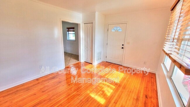 Foto del edificio - 4803 Lexington Ave