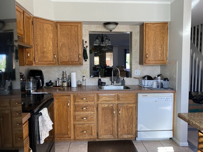 Building Photo - 2 bedroom westside - Rockrimmon