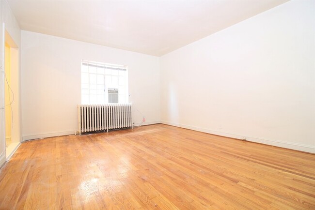 Building Photo - Rittenhouse 1 BR, Updated kitchen + bath, ...