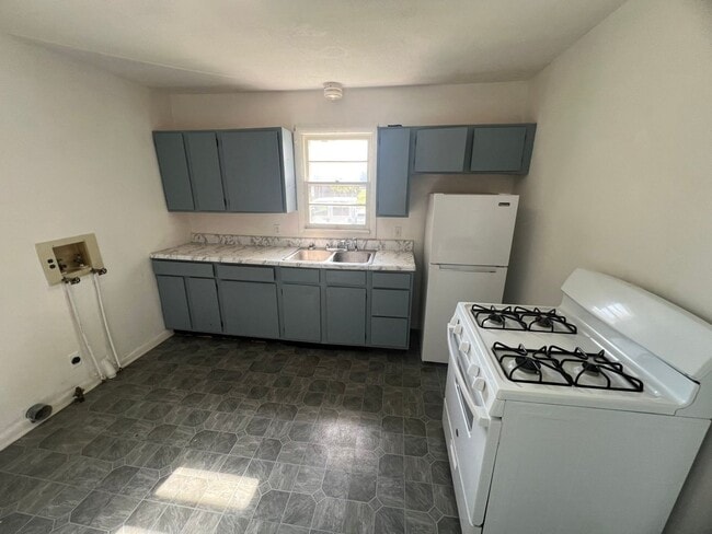 Building Photo - 2 bed, 1 bath and cute