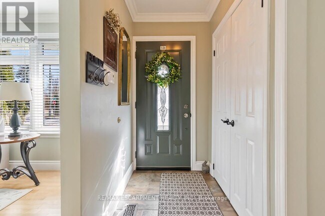 Building Photo - 1257 Hillview Crescent