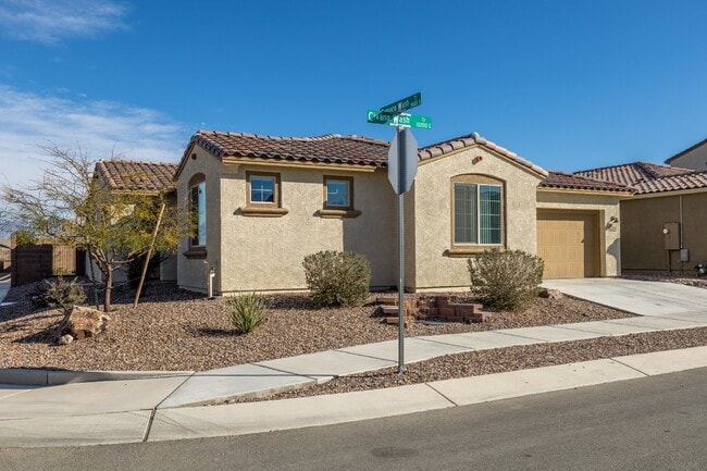Building Photo - 4 Bedroom with new carpet and new interior paint in Saguaro Trails!