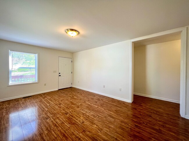 Building Photo - 3 Bedroom in West Asheville!