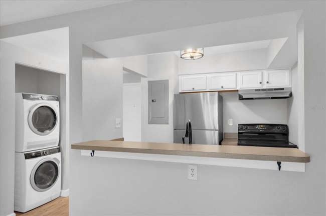 Building Photo - 406 S Cedar Ave