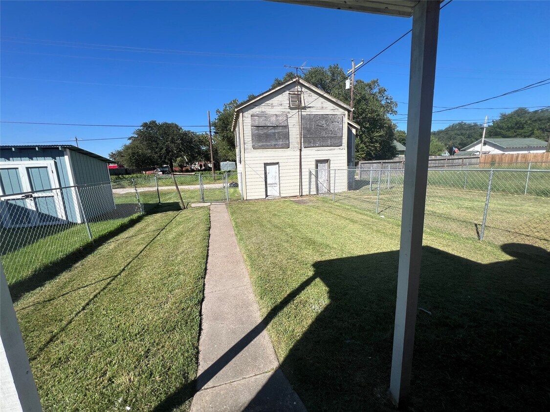 Building Photo - 514 10th Ave N