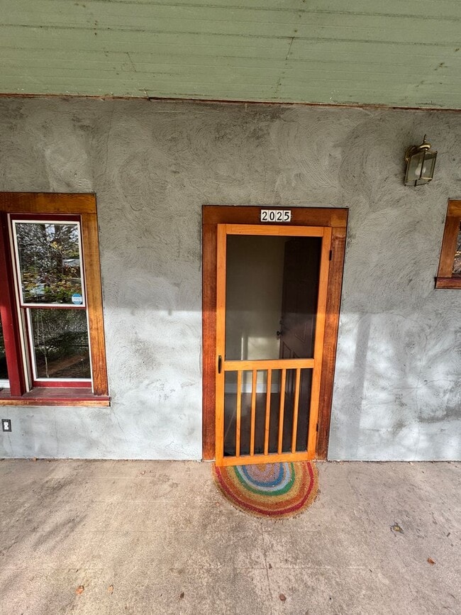 Building Photo - 2025 SE Taggart St