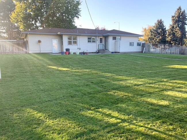 Building Photo - Four Bedroom, Two and Half Bath with a Large Yard to enjoy!!