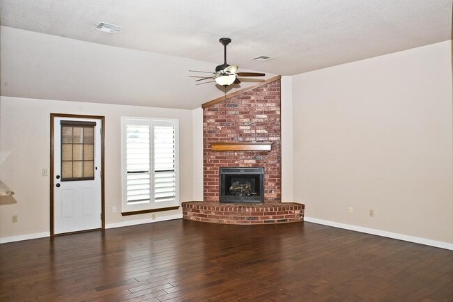 Foto del edificio - 608 Coopers Hawk Dr
