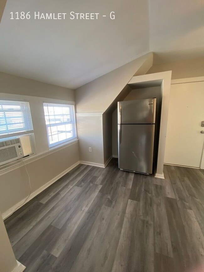 Building Photo - 1186 Hamlet St