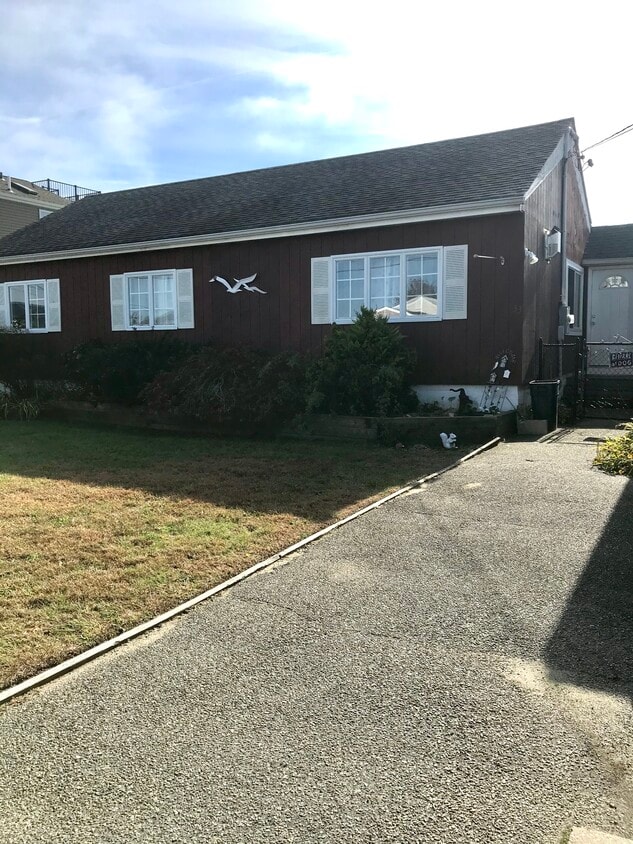 Primary Photo - 33 E Seacrest Ave