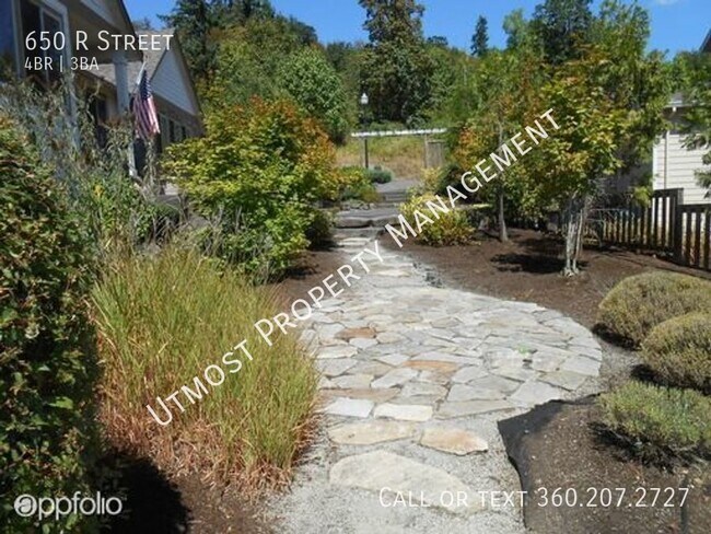 Building Photo - Spacious 4BD Executive Ranch Home
