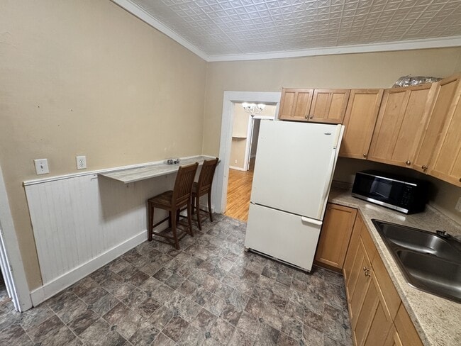 Building Photo - 142 Baker St W