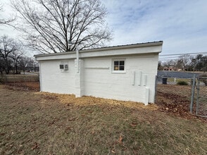 Building Photo - 404 Black Oak Dr