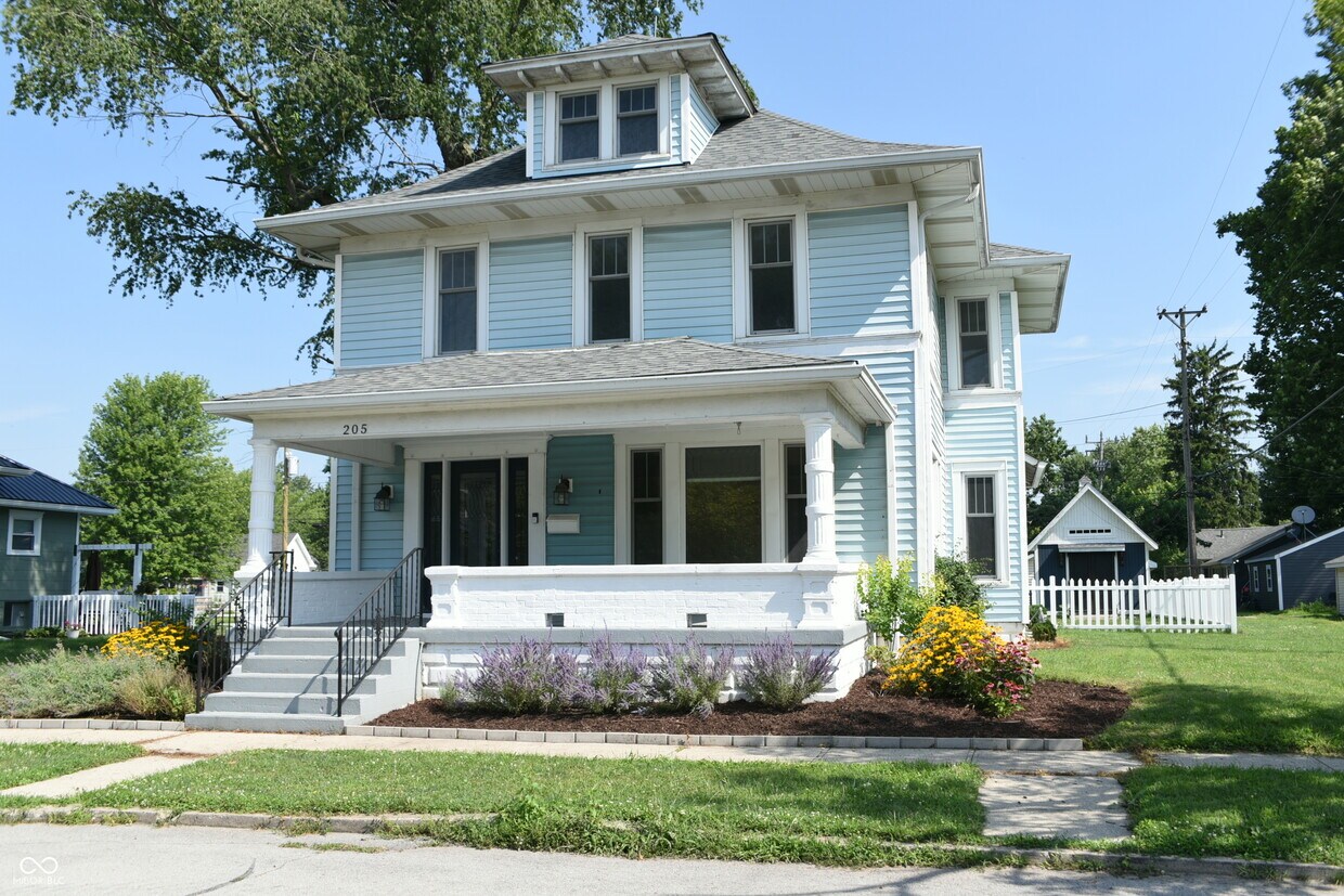 Foto principal - 205 W 3rd St