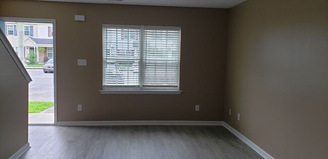 Building Photo - Adorable 2 bedroom 2.5 bath townhome