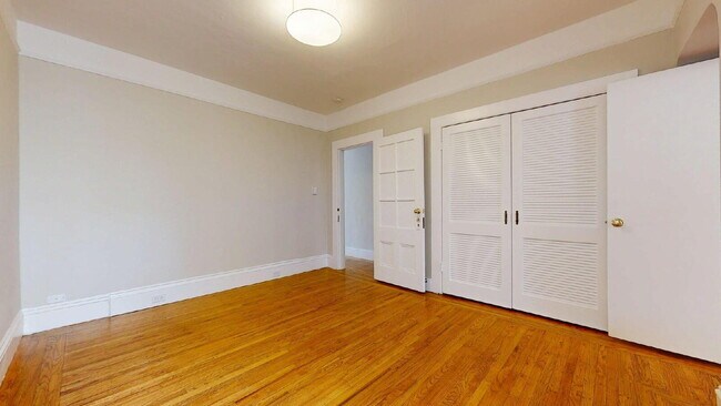 Foto del edificio - Convenient & Large 2BR/1BA Flat w/ In Unit Laundry & Dishwasher