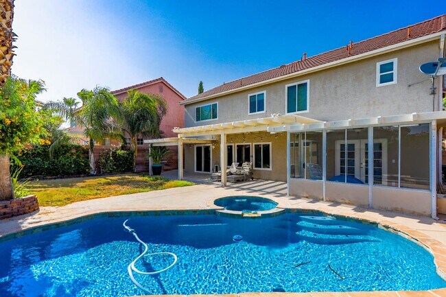 Foto del edificio - West Vegas Pool Home With First Floor Bed ...
