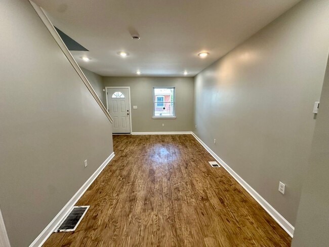 Building Photo - Fully renovated 3 bed 1.5 bath. Great loca...