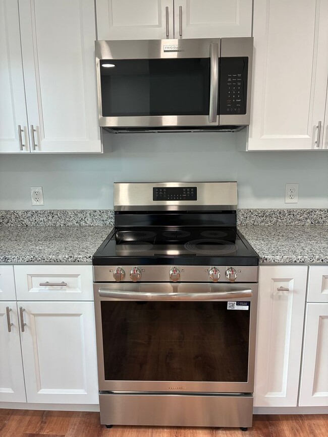 Building Photo - Spacious & Fully Renovated 4-Bedroom Home ...