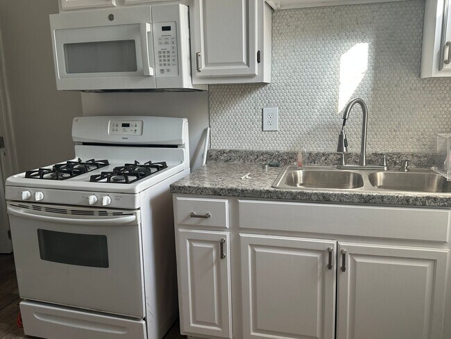 Building Photo - Home for Rent! Spacious Rooms! W/D Hook-Up! Available Now!