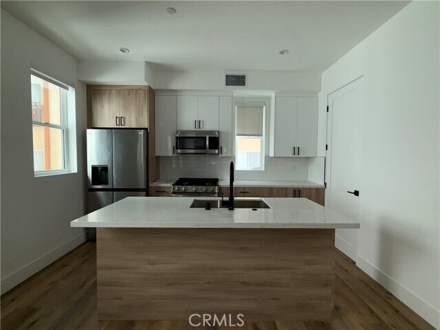Building Photo - 5042 Laurel Canyon Blvd