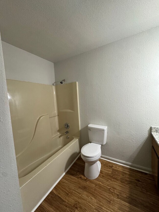 Foto del edificio - 2 BED / 1 Bath Apartment in Truman.  READY NOW!