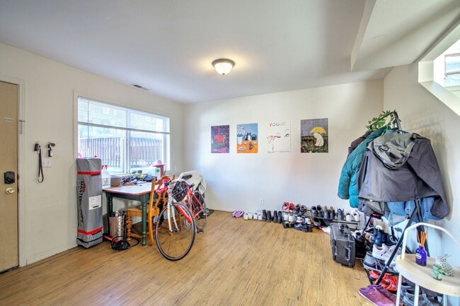 Building Photo - 8 Bedroom home in the Heart of the U-district