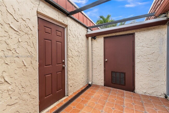 Foto del edificio - 9820 NW 65th Ct