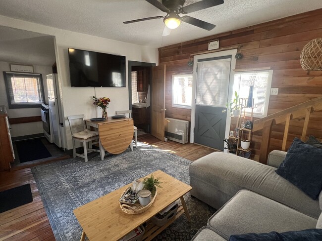 Foto del edificio - Adorable 1.5 bd/1ba Cabin In Downtown Ever...