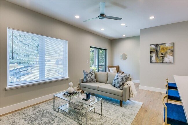 Foto del edificio - Newly Completed Construction townhomes just an easy walk to SMU