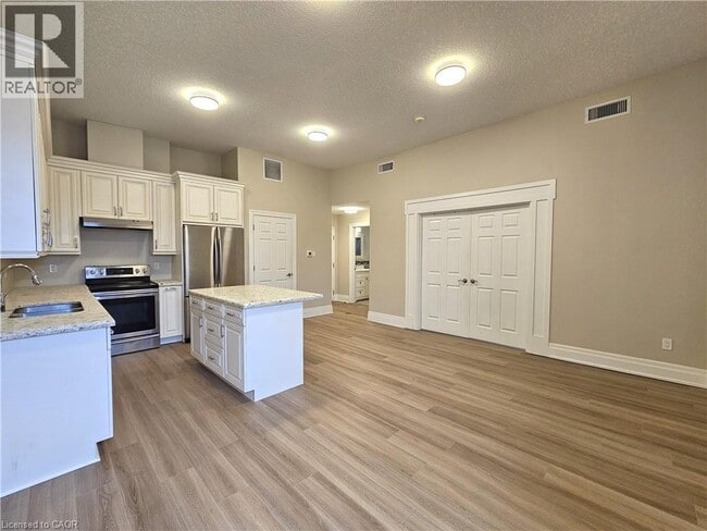 Building Photo - 757 King St E