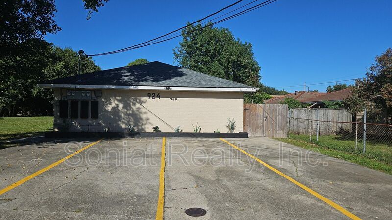 Primary Photo - 924 Deslonde St