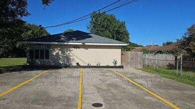 Building Photo - 924 Deslonde St