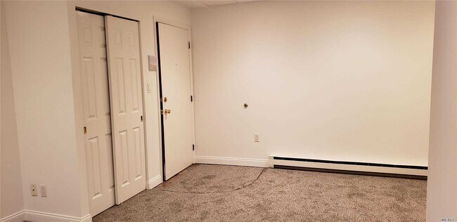 Foto del edificio - 180 Deer Park Ave