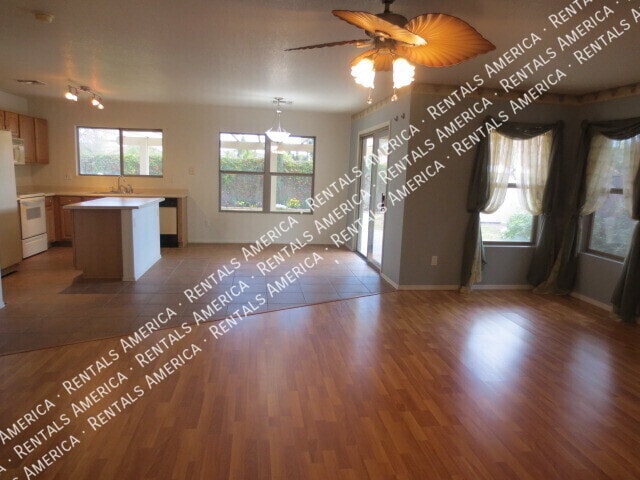 Building Photo - 752 E Rose Marie Ln