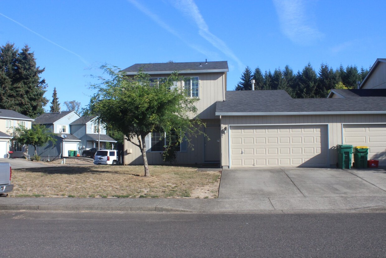 Foto principal - 3 br, 2.5 ba home in quiet Scappoose neigh...