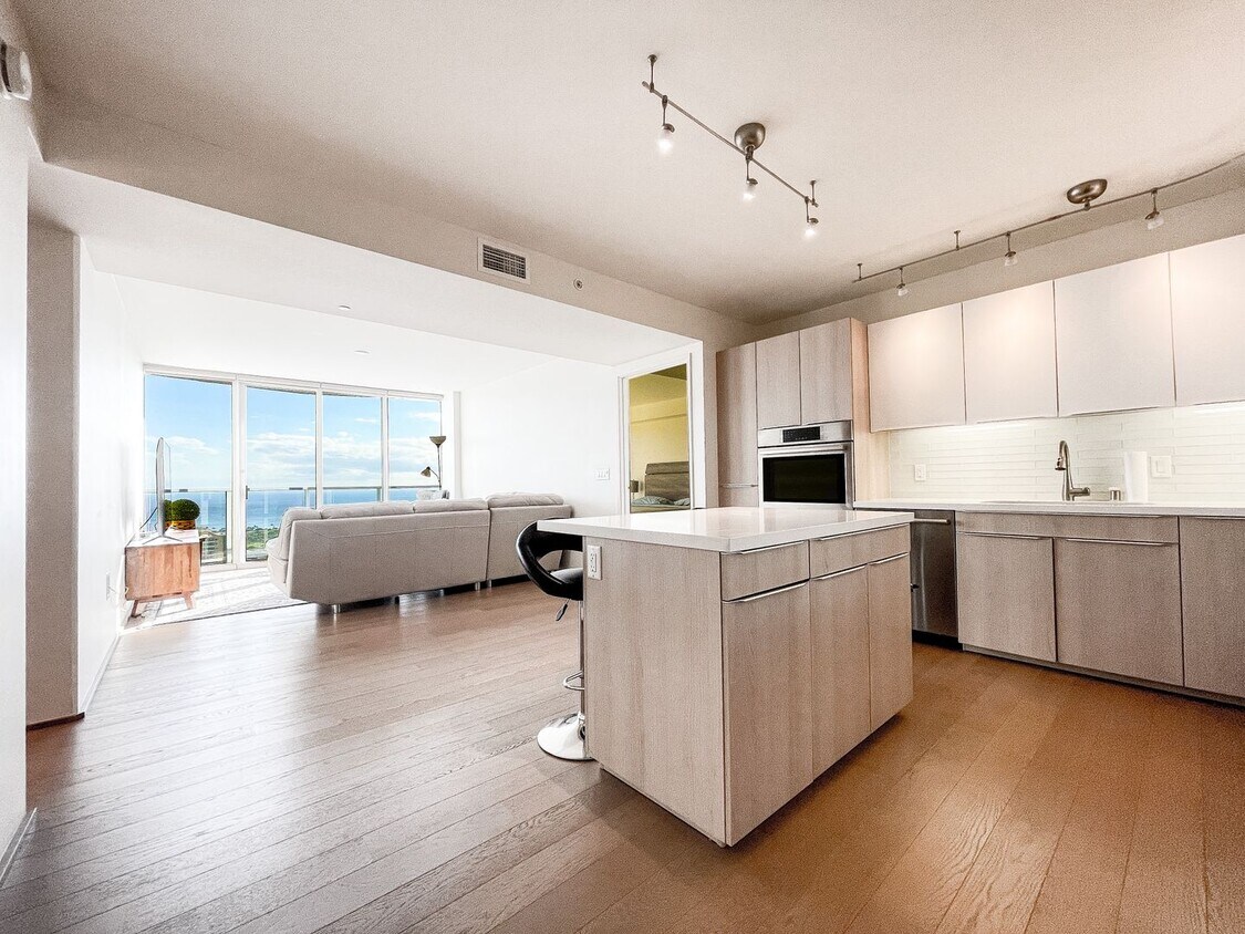 Foto principal - Furnished Symphony Condo with Direct Ocean Views and Two Parking