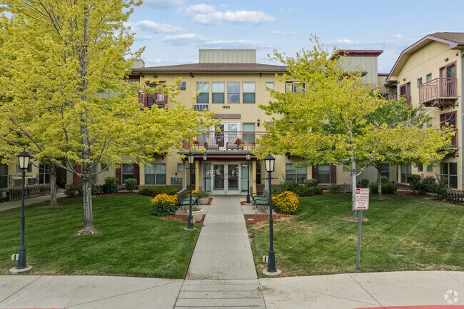 Vista alternativa del edificio - Willow Glen Senior