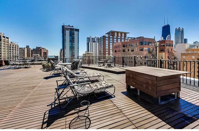 Foto del edificio - 1339 N Dearborn St