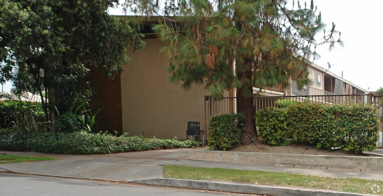 Building Photo - 108-118 Grand Oaks Ave