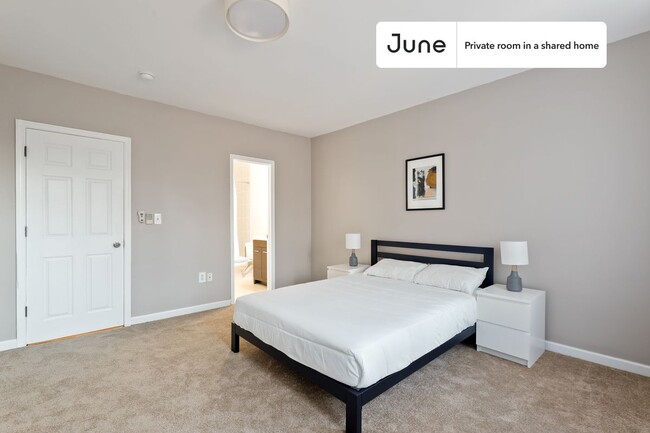 Building Photo - Private bedroom in 4 bed/2.5 bath Home