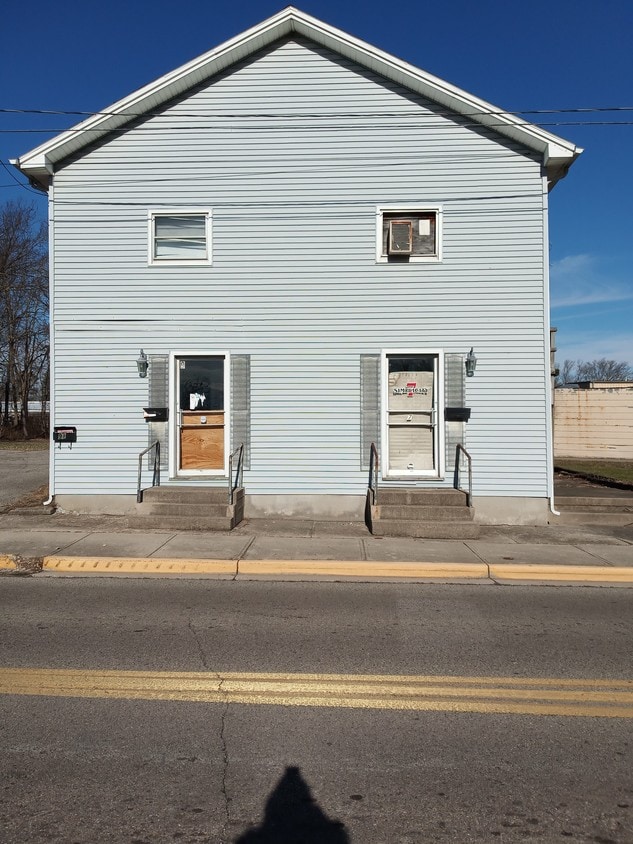 Primary Photo - 7 W Main St