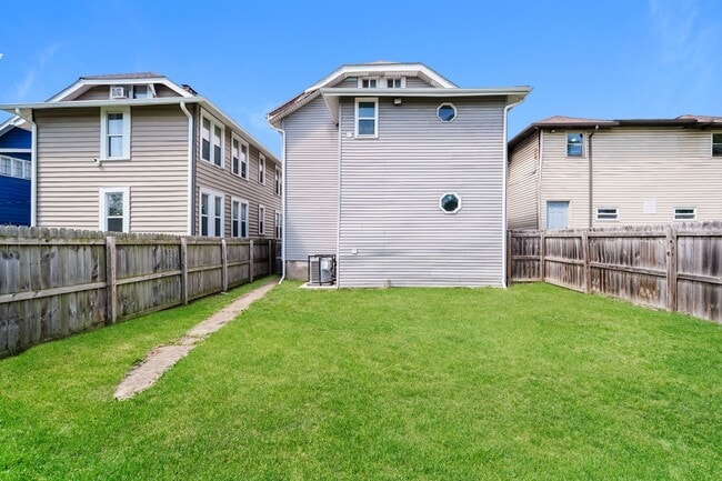 Foto del edificio - 764-766 Kelton Ave