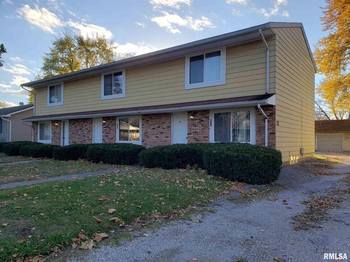 609 N Monroe St, Lincoln, IL 62656 Townhome Rentals in Lincoln IL