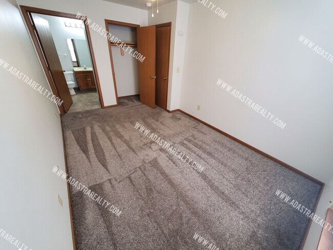 Foto del edificio - Affordable 2 Bedroom/2 Bath in Raymore-Available in MAY!!