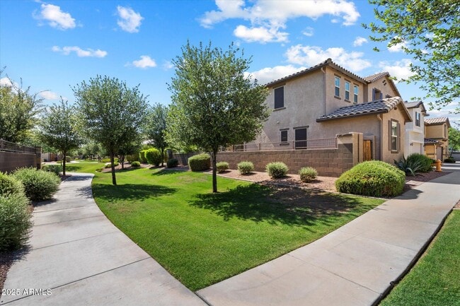 Building Photo - 203 E Roadrunner Dr