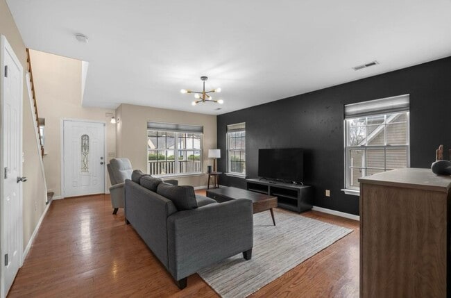 Building Photo - 100 Maximus Dr